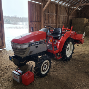 Yanmar AF-serie compacttractor gestald onder een afdak voor de winter