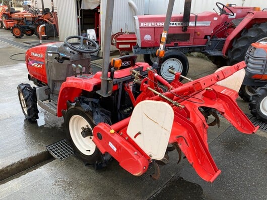 Yanmar Ke-1 z zamontowaną glebogryzarką, widok z lewej tylnej strony